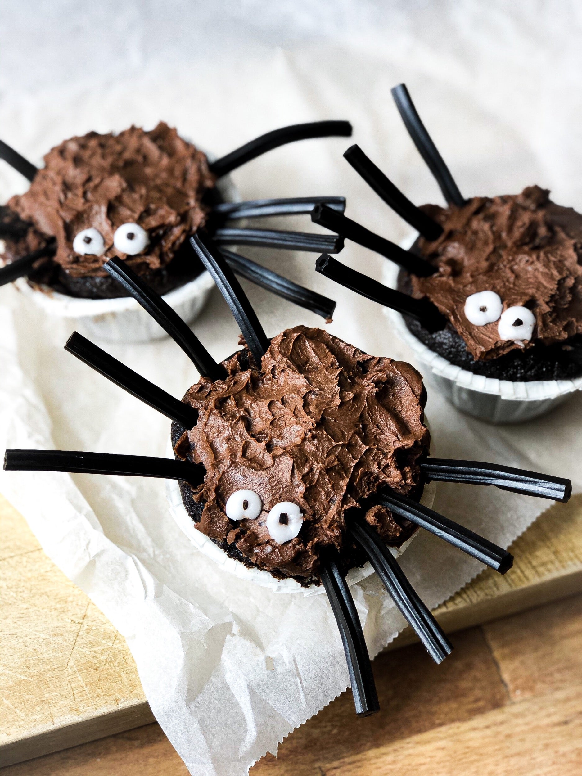 Spinnen-Cupcakes mit Salzkaramell und 03 Stout Trebermehl